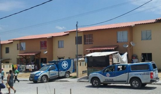 Adolescente é morta a tiros enquanto conversava na escada com amigos em Feira de Santana