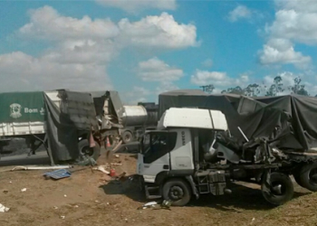 Engavetamento na BR-324 envolvendo 6 carros deixa feridos