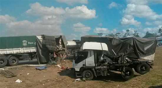Engavetamento na BR-324 envolvendo 6 carros deixa feridos