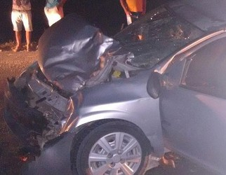 Irará: colisão frontal entre carro e moto mata casal e deixa criança ferida