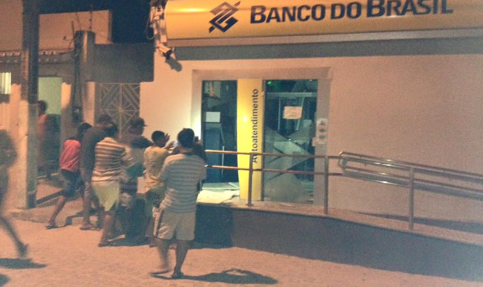 Quadrilha explode caixa eletrônico do Banco do Brasil, mas não encontra dinheiro