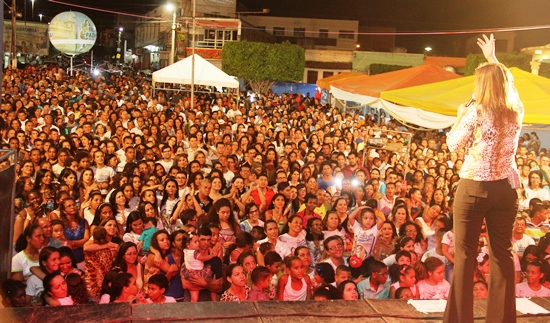 Dalva levando a mensagem ao grande público.