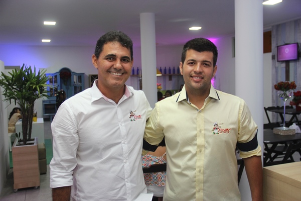 A Pizzaria tem a parceria de Leo (esquerda) e Ricardo. 