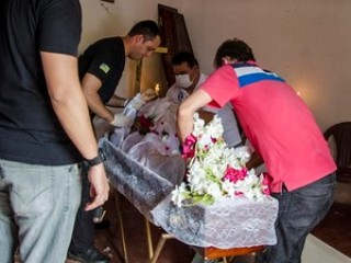 Corpo de idosa é retirado de caixão em pleno velório após denúncia de maus-tratos