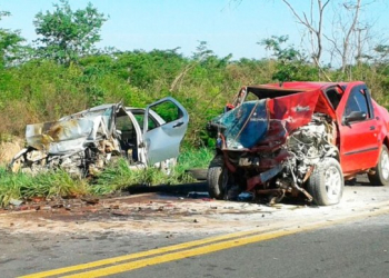Motorista invade contramão, bate de frente com carro e mata 4 pessoas da mesma família