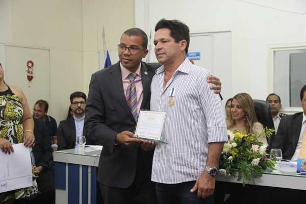 Serrinha: última sessão do ano na Câmara Municipal marcada por entrega de comendas e moções de aplausos