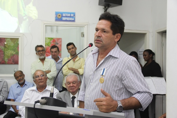 Serrinha: última sessão do ano na Câmara Municipal marcada por entrega de comendas e moções de aplausos