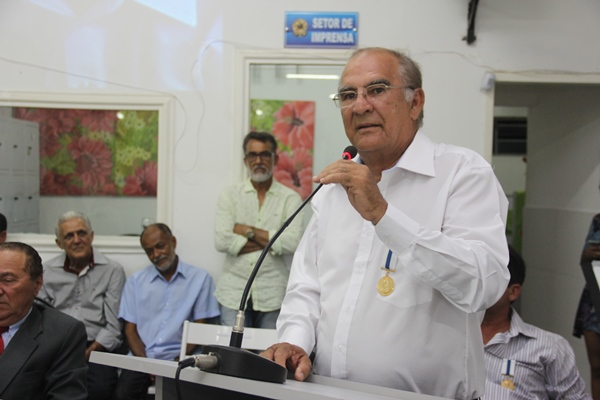 Serrinha: última sessão do ano na Câmara Municipal marcada por entrega de comendas e moções de aplausos