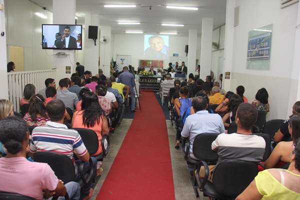 Serrinha: última sessão do ano na Câmara Municipal marcada por entrega de comendas e moções de aplausos