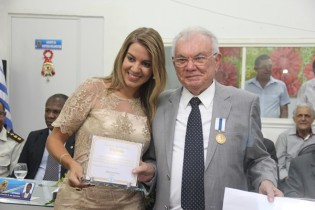 Edylene passa as mãos de doutor Plínio a maior honraria de Serrinha