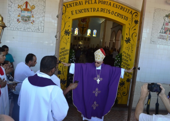 Seguindo ritual católico  do mundo inteiro Diocese de Serrinha abre a Porta da Misericórdia