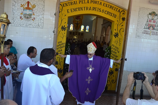Seguindo ritual católico  do mundo inteiro Diocese de Serrinha abre a Porta da Misericórdia