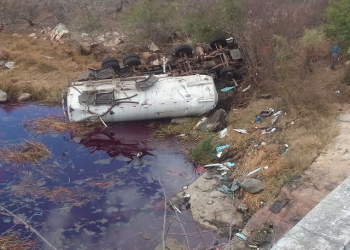 Ipirá: caminhoneiro morre após carreta carregada de combustível capotar