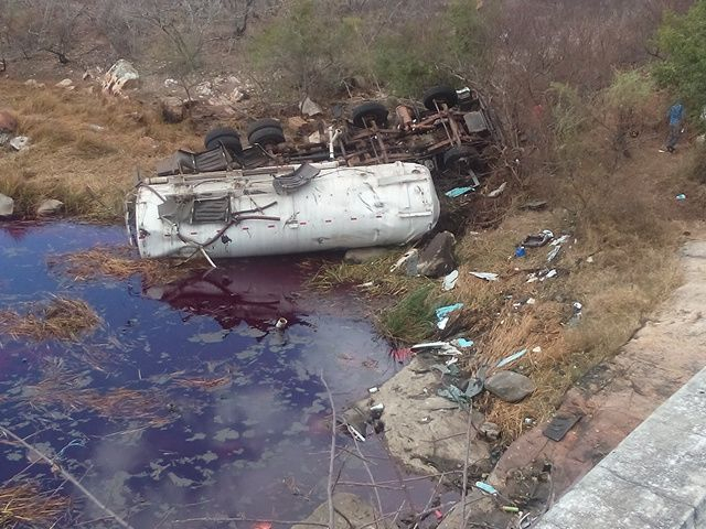 Ipirá: caminhoneiro morre após carreta carregada de combustível capotar