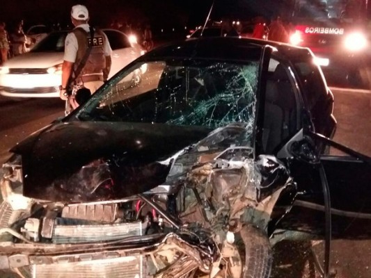 Batida frontal entre carros de passeio mata um e deixa dois feridos