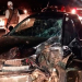 Batida frontal entre carros de passeio mata um e deixa dois feridos