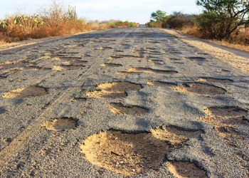 Termina 2015 e nenhuma pá de betume nos buracos da rodovia BA 120 trecho Riachão do Jacuípe / Coité