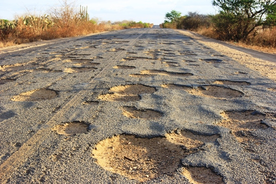 Termina 2015 e nenhuma pá de betume nos buracos da rodovia BA 120 trecho Riachão do Jacuípe / Coité