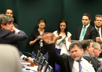 Deputados se estapeiam no conselho; veja vídeo