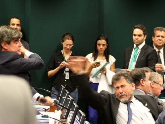 Deputados se estapeiam no conselho; veja vídeo