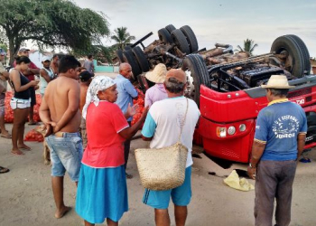 Caminhoneiro morre após veículo carregado de cebola capotar na BR 324