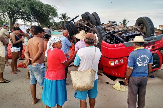 Caminhoneiro morre após veículo carregado de cebola capotar na BR 324