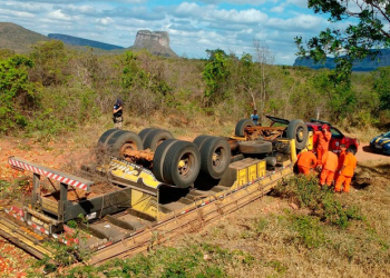 Capotamento de caminhão com carga de tomate capota e mata duas pessoas