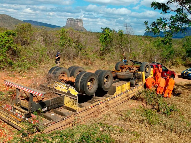 caminhão capota na br 242
