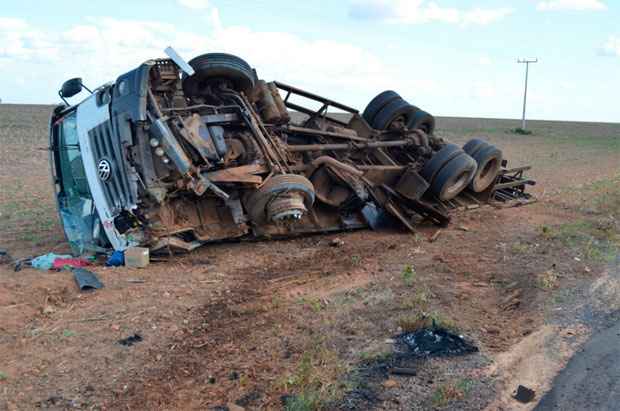 caminhão vira na br 020-