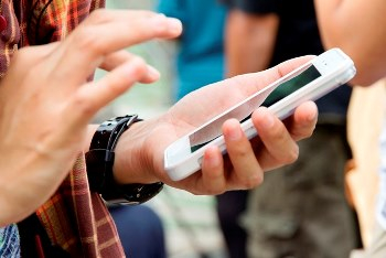 Polícia vai passar a bloquear celulares roubados