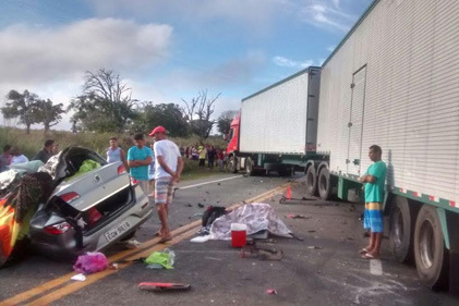 Quatro pessoas de uma mesma família morrem em colisão na BR 116