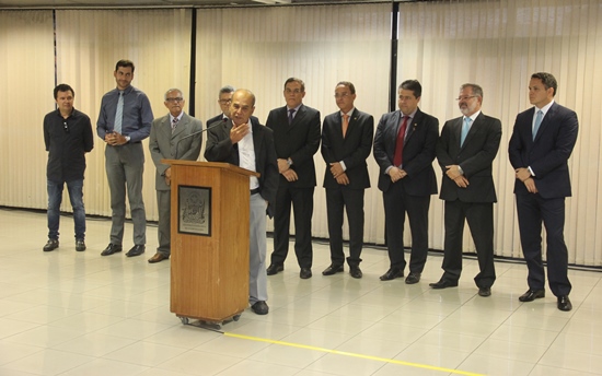 Levi Vasconcelos no destaque. A sua direita sem terno seu substituto.