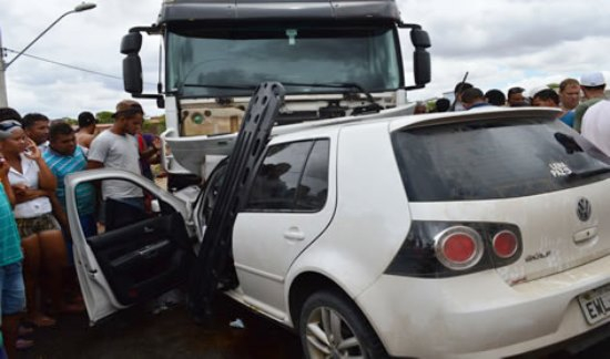 Colisão envolvendo Golf e carreta deixa um morto em Capim Grosso