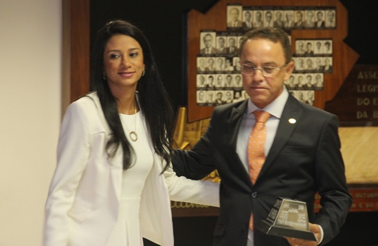 Deputado Hildecio Meireles recebe o troféu das mãos da esposa Cíntia Meireles.
