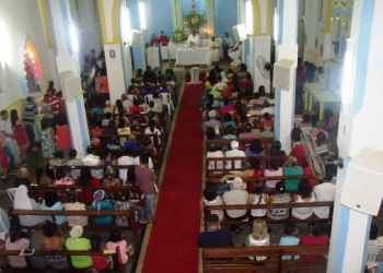 Queimadas: fiéis lotam Igreja Matriz para assistir a Missa do Galo
