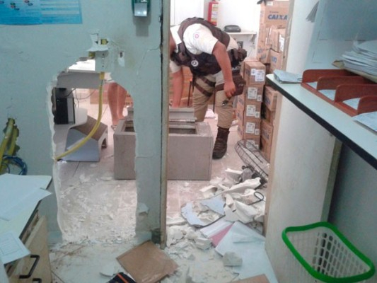 Quadrilha abre buraco em parede e viola cofre de lotérica