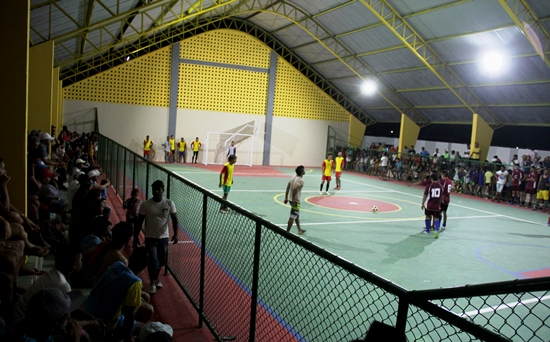 Prefeitura inaugura primeira quadra poliesportiva coberta do município