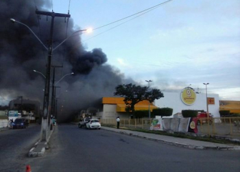 Feira: Supermercado GBarbosa fica parcialmente destruído pelo fogo