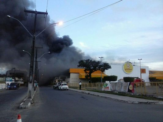 Feira: Supermercado GBarbosa fica parcialmente destruído pelo fogo
