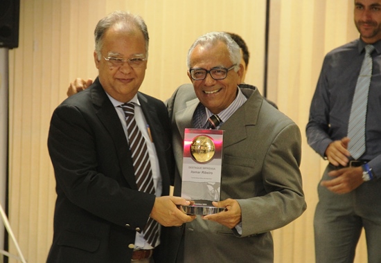 Jornalista Paulo Bina entrega o troféu Wilson Meneses ao radialista Itamar Ribeiro.