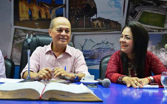 Joseildo e Moema Gramacho tem saindo constantemente na defesa do Partido dos Trabalhadores e pedido a saída de Eduardo Cunha.