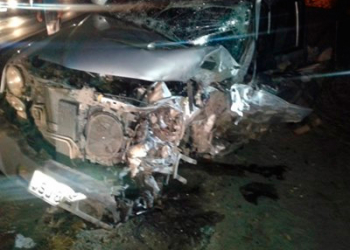 Batida entre Corola e caminhonete L200 deixa dois mortos na BR-101
