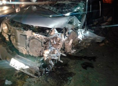 Batida entre Corola e caminhonete L200 deixa dois mortos na BR-101