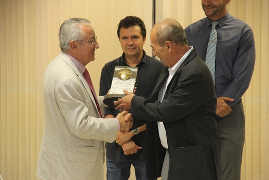 Heraclito Arandas prefeito de Jaguaripe entrega troféu Quintino de Carvalho ao jornalista Levi Vasconcelos.