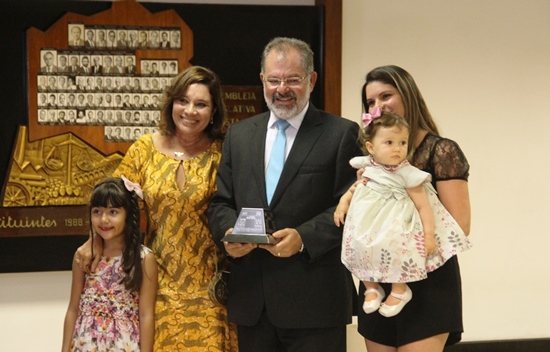 Marcelo Nilo recebeu o troféu das mãos da esposa Neide Nilo, filha Renata, neta Maria e sobrinha Malu.
