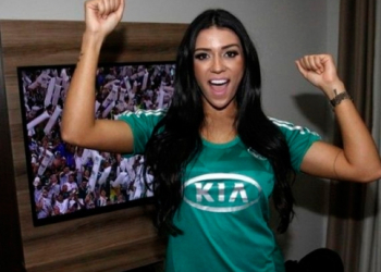 Modelo paga promessa e fica nua após título do Palmeiras; veja fotos