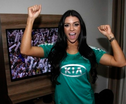 Modelo paga promessa e fica nua após título do Palmeiras; veja fotos