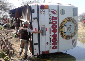 Ônibus de turismo tomba no leito de uma lagoa na BR 407, em Filadélfia