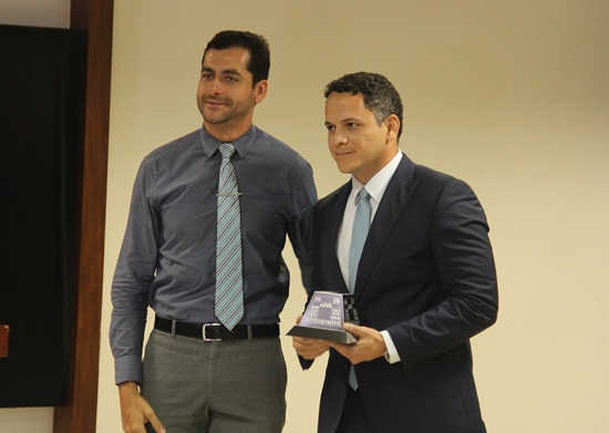 Deputado Pablo Barroso recebe o troféu do recém empossado presidente do Comitê de Imprensa jornalista Oswaldo Lyra.