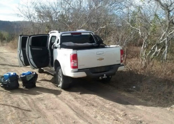 Caminhonete S10 com restrição de roubo é abandonada na zona rual de Ichu
